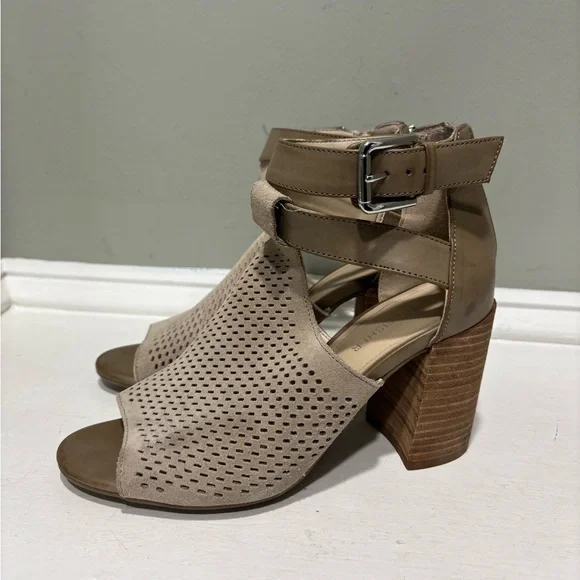 Marc Fisher Gabor Women's Tan Suede Sandals w/ Block Heel-size 6.5 - Picture 2 of 9